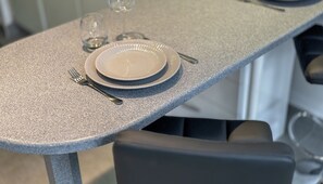 Deluxe Studio | Dining room - HiGuests - Madison Residency (Dubai)