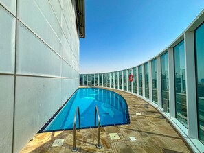 Outdoor pool - HiGuests - Madison Residency (Dubai)