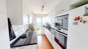 Refrigerador, microondas, horno y lavavajillas 