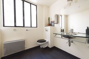 Douche, sèche-cheveux, serviettes fournies