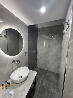Triple Room | Bathroom - Hotel Summer (Sarandë)