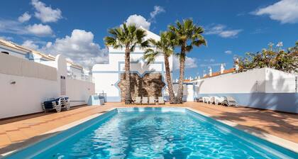 4 bedroom villa in condominium with swimming pool by AlgarveManta (9V4)