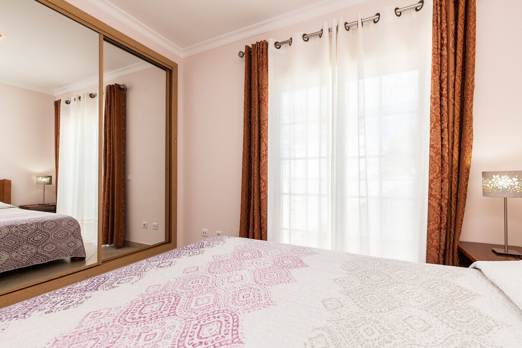 4 slaapkamers, een strijkplank/strijkijzer, gratis wifi, beddengoed