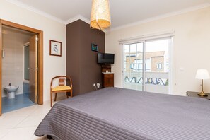 3 bedrooms, iron/ironing board, free WiFi, bed sheets - 3 bedroom villa with private pool and Wi-Fi by AlgarveManta (13V3) (Manta Rota)