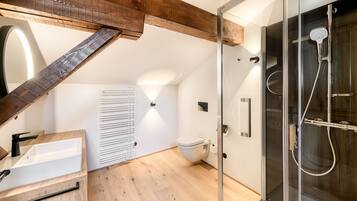 Nhà Deluxe | Phòng tắm | Buồng tắm vòi sen, máy sấy tóc, khăn tắm