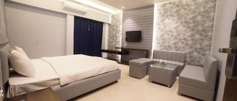 Suite Room | Desk, free WiFi, bed sheets