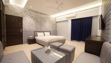 Suite Room | Desk, free WiFi, bed sheets