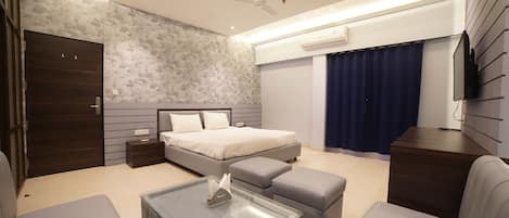 Suite Room | Desk, free WiFi, bed sheets