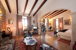 6 bedrooms, iron/ironing board, WiFi