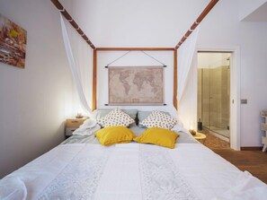 2 quartos, ferros/tábuas de passar roupa, acesso de cortesia à internet
