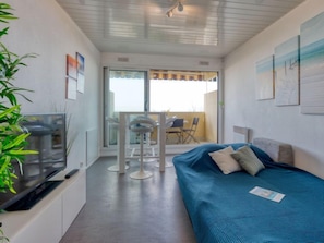 1 bedroom, desk, WiFi
