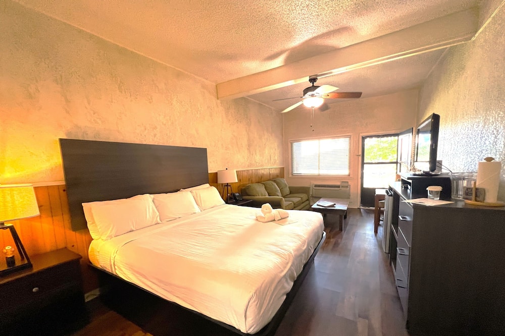 Mountain Harbor King Guest Room on Lake Ouachita by Redawning