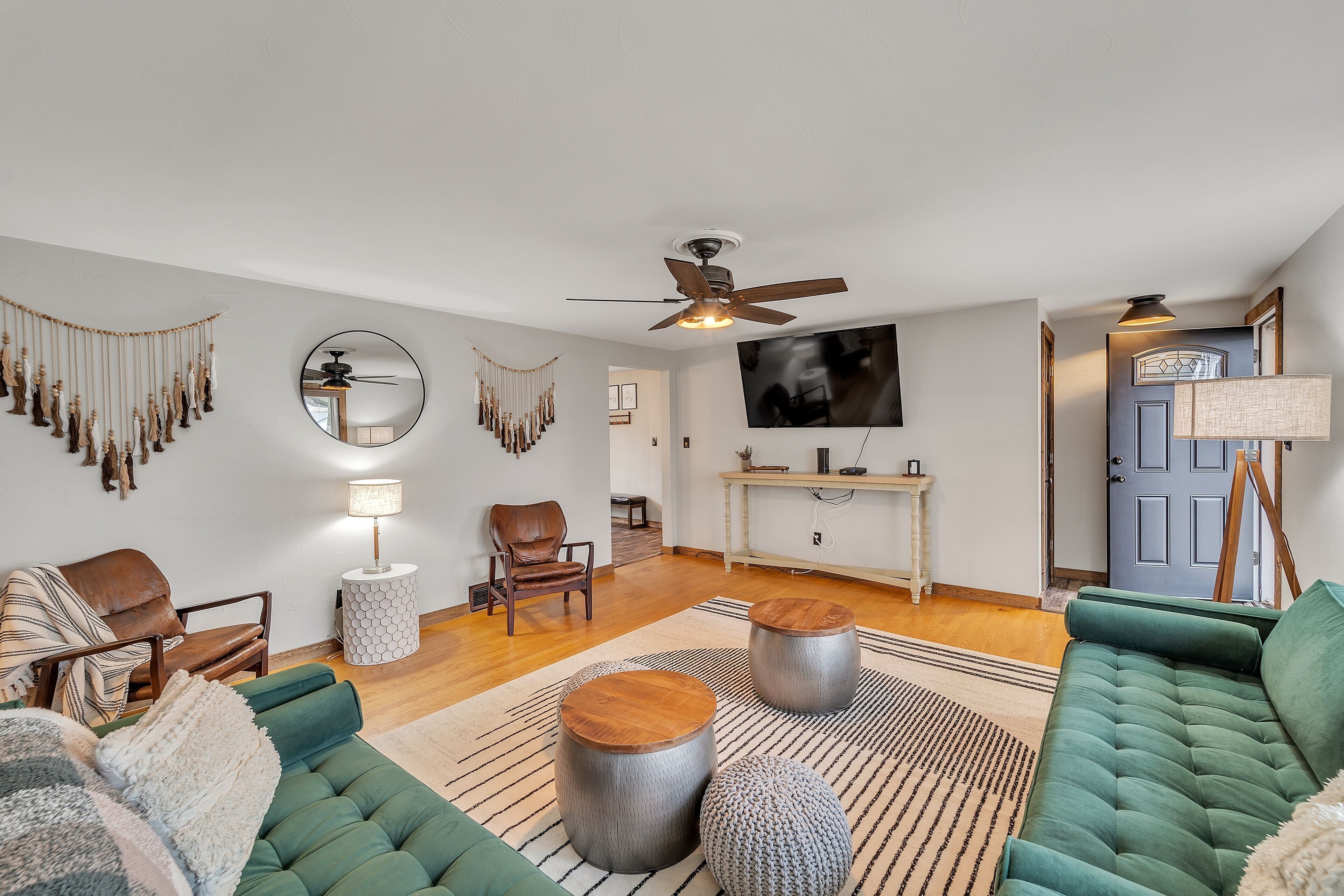 Titletown Hideaway: Spacious Boho 4 Bedroom Home by Redawning