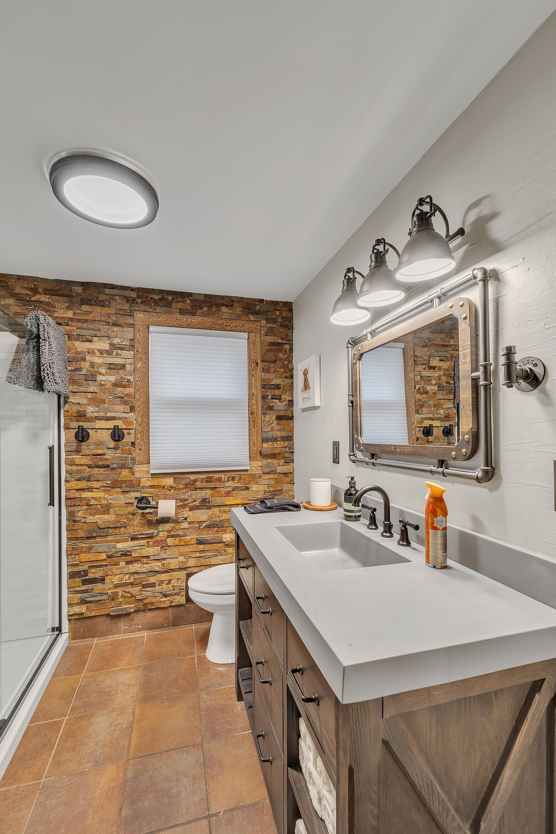 Titletown Hideaway: Spacious Boho 4 Bedroom Home by Redawning