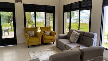 Habitación Deluxe con 1 cama matrimonial o 2 individuales | Área de sala de estar