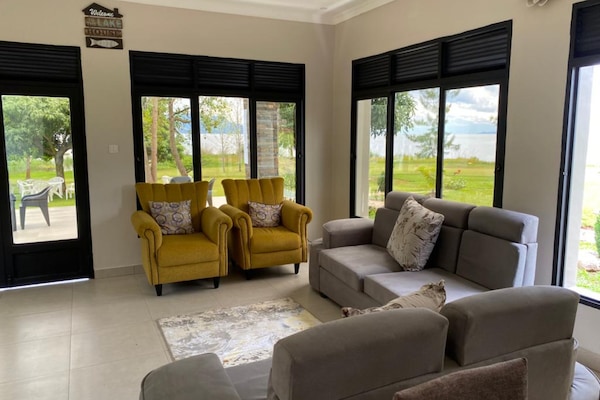 Deluxe Double or Twin Room | Living area