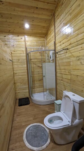 Cabaña Deluxe | Baño | Regadera, regadera tipo lluvia, amenidades de baño gratuitas, pantuflas 