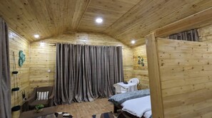 Deluxe Cabin | Interior