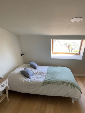 4 bedrooms, bed sheets