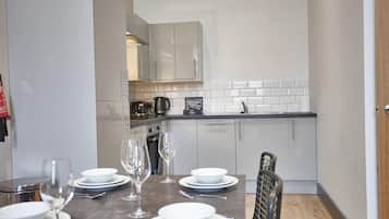 Refrigerador, microondas, horno y lavavajillas