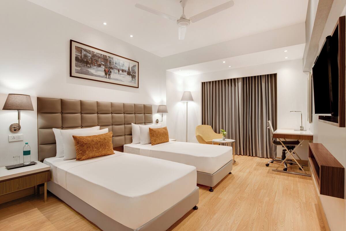 Deluxe Twin Room, 1 Bedroom, Non Smoking, City View | Soundproofing, free WiFi, individually furnished, bed sheets