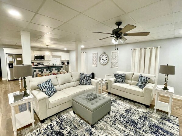 TV connectée, cheminée, baby-foot, livres