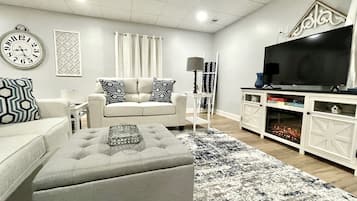 Smart TV, chimenea, futbolito y libros