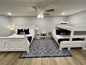 1 chambre, bureau, fer et planche à repasser, lit parapluie