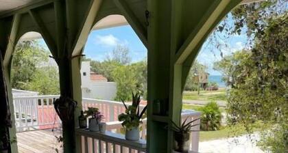 Lovely 2 bedroom unit, lagoon side with beach view