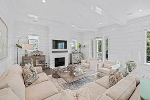 TV, caminetto, lettore DVD, tavolo da ping pong