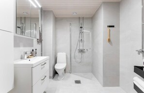 Premium appartement | Badkamer | Een haardroger, een bidet, handdoeken