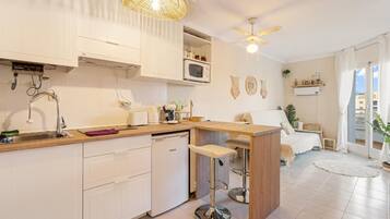 Frigorifero, microonde, macchina per tè/caffè, tostapane