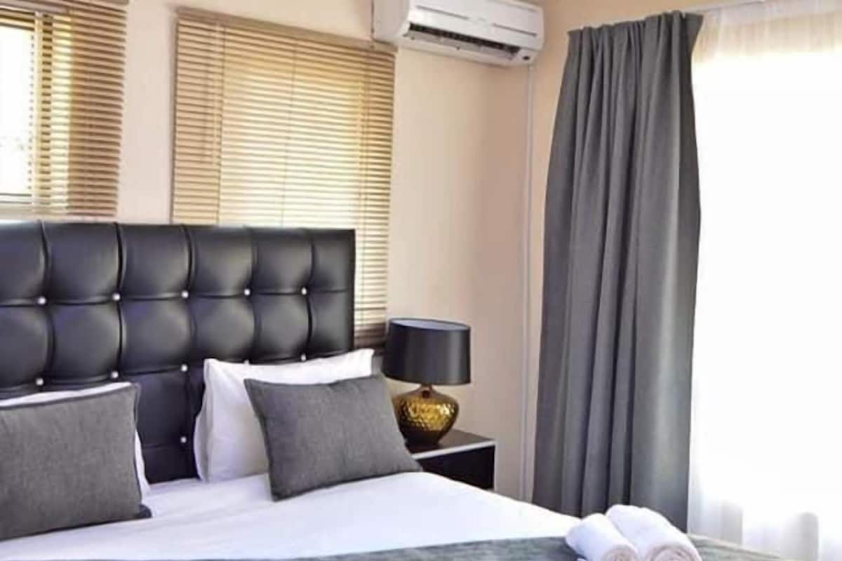 Chambre Double Confort | Bureau, espace de travail pour ordinateur portable