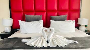 Escritorio y espacio para trabajar con laptop