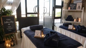 Escritorio y espacio para trabajar con un portátil