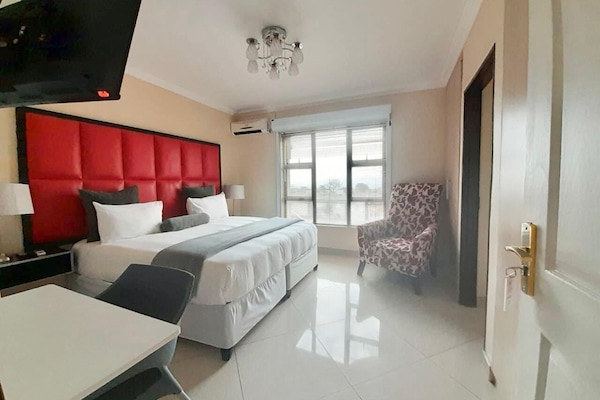 Family Room | Desk, laptop workspace, iron/ironing board, free WiFi