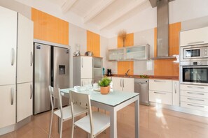 Mikroaaltouuni, uuni, astianpesukone, syöttötuoli