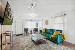 TV - Splash of Sunshine | 2 Bed 1 Bath (Lansing)