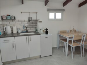 Réfrigérateur, cafetière/bouilloire