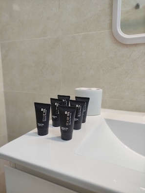 Douche, serviettes fournies, savon, shampoing