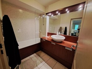 Douche, sèche-cheveux, serviettes fournies