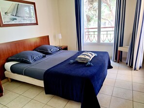 2 bedrooms, bed sheets - T3 golf and lake view, in a 4* residence 400m from the beach (Mandelieu-la-Napoule)
