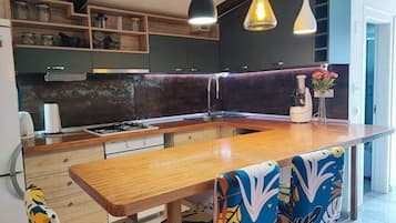 Fridge, microwave, oven, stovetop