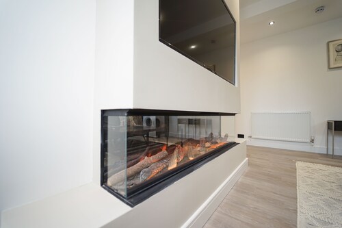 King suite modern flat next to the Beach