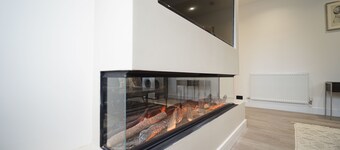 King suite modern flat next to the Beach