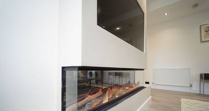 King suite modern flat next to the Beach