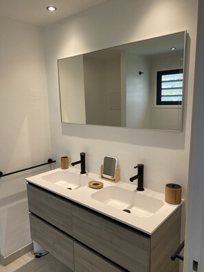 Shower, hair dryer, towels