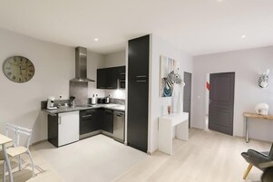 Microondas, placa de cocina, lavavajillas, cafetera/tetera