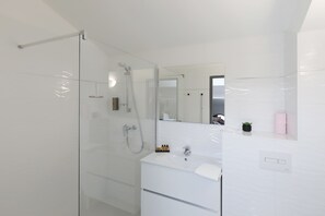 Appartement | Badkamer | Gratis toiletartikelen, een haardroger, pantoffels, handdoeken