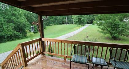 Cozy Tennessee Plateau home. Furnished outdoor living with 1G Wi-Fi